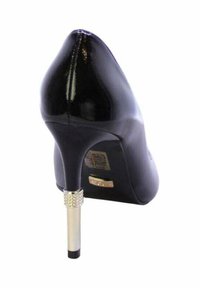 Scarpa con tacco alto in vernice nera con un sottile tacco a stiletto metallico decorato con piccoli strass vicino alla parte superiore.