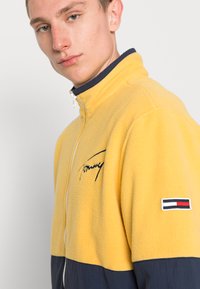 Tommy Jeans MIX MEDIA RETRO JACKET UNISEX - Kurtka z polaru