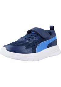 Zapatilla deportiva azul con parte superior de malla, acentos sintéticos, correa ancha, suela acolchada y panel lateral en un azul claro contrastante.