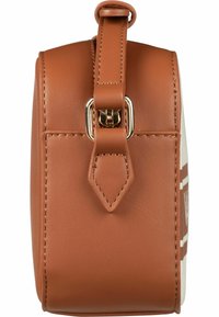 Brun läderhandväska med en strukturerad design, som har ett lås i guldmetall och en texturerad yta. Sidovy visar upp sömnadsdetaljer.