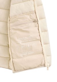 Beige vadderad jacka insida med dragkedjeficka, Polo Club-märke, egenskaper listade som ultralätt, skräddarsydd passform, extra varm och vattenresistent.