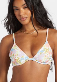 Bikini top s kvetinovým vzorom, trojuholníkovými košíčkami, pastelovými farbami (ružová, modrá, zelená), tenkými nastaviteľnými ramienkami a textúrovanou látkou.