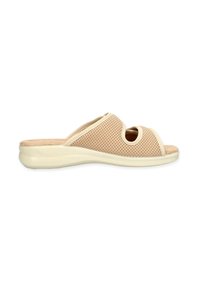 Sandali slip-on beige in rete con due aperture, soletta imbottita morbida e una leggera suola bianca. Motivo perforato sulla parte superiore.