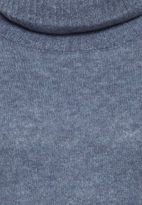 Nahaufnahme eines weichen, hellblauen Strickrollkragenpullis, der die detaillierte Stoffstruktur und den gerippten Kragen zeigt.