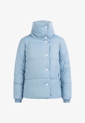 Giacca puffa azzurro chiaro con colletto alto, bottoni a pressione e tasche laterali. Texture liscia con dettagli trapuntati e polsini elasticizzati.