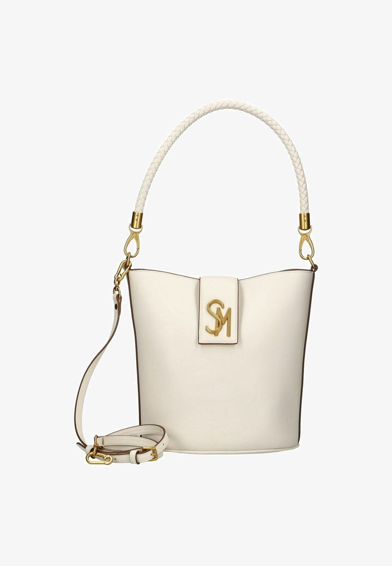 Hvid læder bucket bag med et flettet håndtag, guldfarvede detaljer og et fremtrædende "SM" monogram på forsiden. Inkluderer en aftagelig skulderrem.