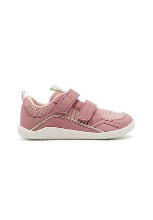 Zapatilla deportiva rosa con dos correas de Velcro, parte superior de malla y ante, suela blanca y detalle verde en el talón. Diseño de paneles texturizados.