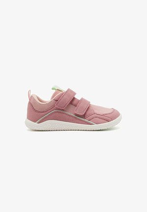 Chaussure de sport rose avec deux sangles Velcro, dessus en mesh et daim, semelle extérieure blanche et accent vert sur le talon. Design de panneaux texturés.