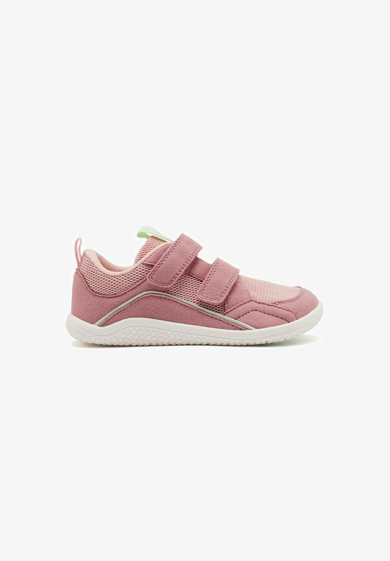 Chaussure de sport rose avec deux sangles Velcro, dessus en mesh et daim, semelle extérieure blanche et accent vert sur le talon. Design de panneaux texturés.