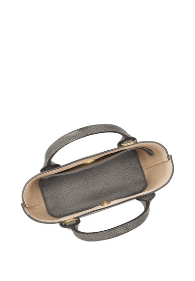Graue, strukturierte Handtasche mit zwei Griffen, goldenem Zubehör und einer weichen beigen Innenauskleidung, die ein Innenfach enthält.