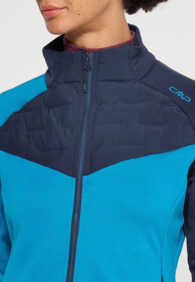 Blau- und marineblaue Zip-Jacke mit einem gepolsterten Brustpanel, hohem Kragen und CMP-Logo auf der Schulter. Hergestellt aus leichtem, strukturiertem Stoff.