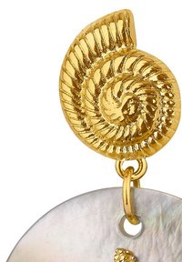 Goldfarbene Ohrringe mit einem strukturierten Nautilus-Schalendesign und einem großen, kreisförmigen, schimmernden Muschel-Anhänger.