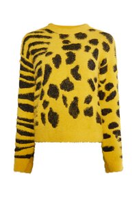 Pulover galben cu dungi de tigru negre și motive cu leopard. Textură pufoasă, cu gât rotund și mâneci lungi.