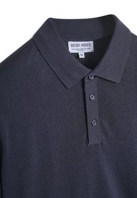 Navyblauwe poloshirt van een wolmix, met een klassieke kraag, drie knopen en een gestructureerde stof. Regular fit ontwerp.