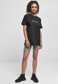 Mister Tee PRAY EMB - Jednoduché tričko - black