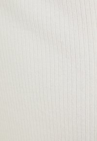 Tecido branco ribado com finas linhas verticais, textura suave e brilho sutil. O material parece leve e estica ligeiramente.