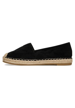 Espadrilla nera slip-on con suola intrecciata in juta e fondo in gomma, caratterizzata da punta chiusa e tomaia in tessuto morbido.