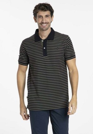 Polo en noir et vert à rayures horizontales, avec un col foncé, trois boutons et un petit logo sur la poitrine. Manches courtes.