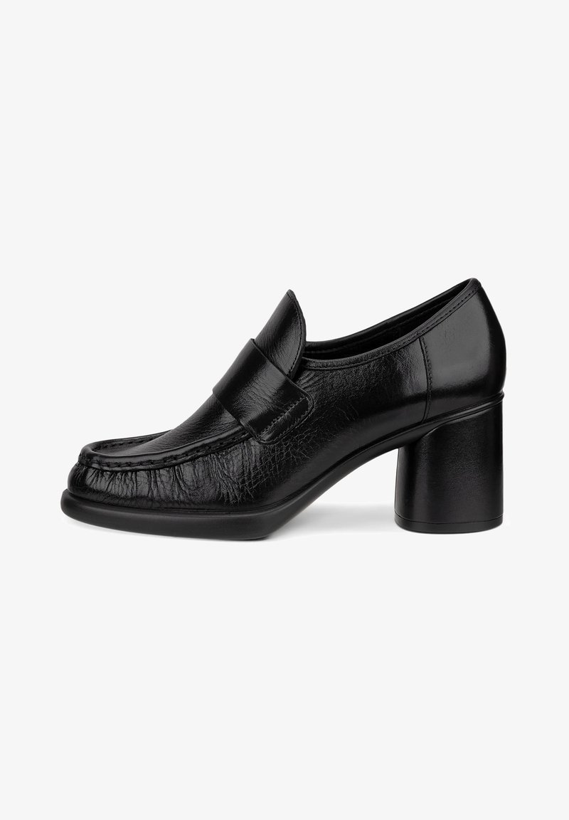 Schwarze Lederblockabsatzschuhe mit runder Zehenform und dekorativem Riemen. Texturiertes Obermaterial mit genähten Details und glattem, glänzendem Finish.