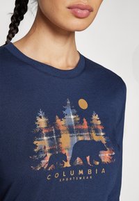 Columbia HIDDEN HAVEN™ LS TEE - Ilgarankovis viršutinės dalies drabužis - collegiate navy/treehome plaid