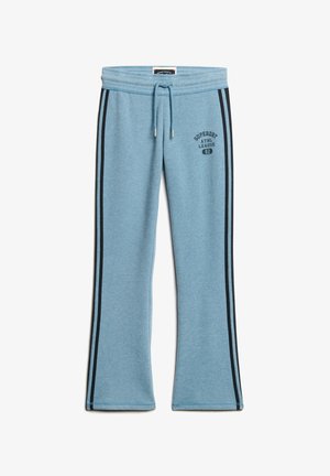 Pantalones de chándal azul claro con rayas laterales negras, cintura con cordón y texto "SUPERDRY ATHL LEAGUE 82" en el muslo superior izquierdo.