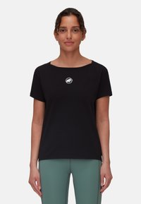 T-shirt nera a maniche corte con scollo ampio e logo circolare bianco di un orso sulla parte anteriore, realizzata in tessuto morbido e liscio.