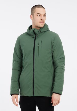 Chaqueta aislante verde con capucha, cierre frontal y un bolsillo en el pecho. Presenta una tela suave y puños elásticos para mayor calidez.