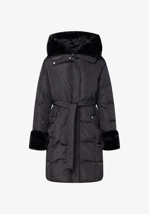 Černý péřový kabát s kapucí lemovanou kožešinou, páskem v pase a manžetami z umělé kožešiny. Disponuje zipovým zavíráním a bočními kapsami.