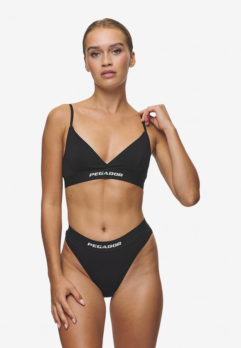 Bikini noir avec un soutien-gorge triangular à fines bretelles et un bas taille haute. Les deux pièces ont une bande logo blanche "PEGADOR".