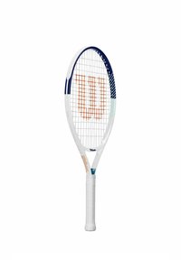 Tennisschläger mit einem weißen Rahmen, navyblauen Akzenten und einem orangefarbenen "W"-Logo. Verfügt über einen strukturierten Griff und ein mehrsträngiges Besaitungsmuster.