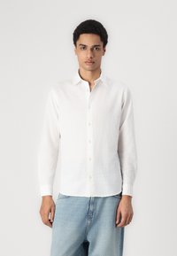 Hvid langærmet skjorte med knapper, lavet af letvægtsstof, med en klassisk krave og seks lyse knapper ned ad fronten.