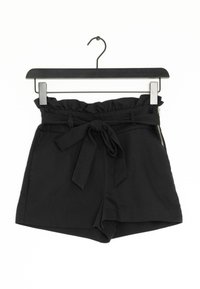 Shorts noirs avec une taille froncée, détail de ceinture nouée et fermeture éclair sur le côté. Fabriqués à partir d'un tissu lisse avec une coupe ajustée.