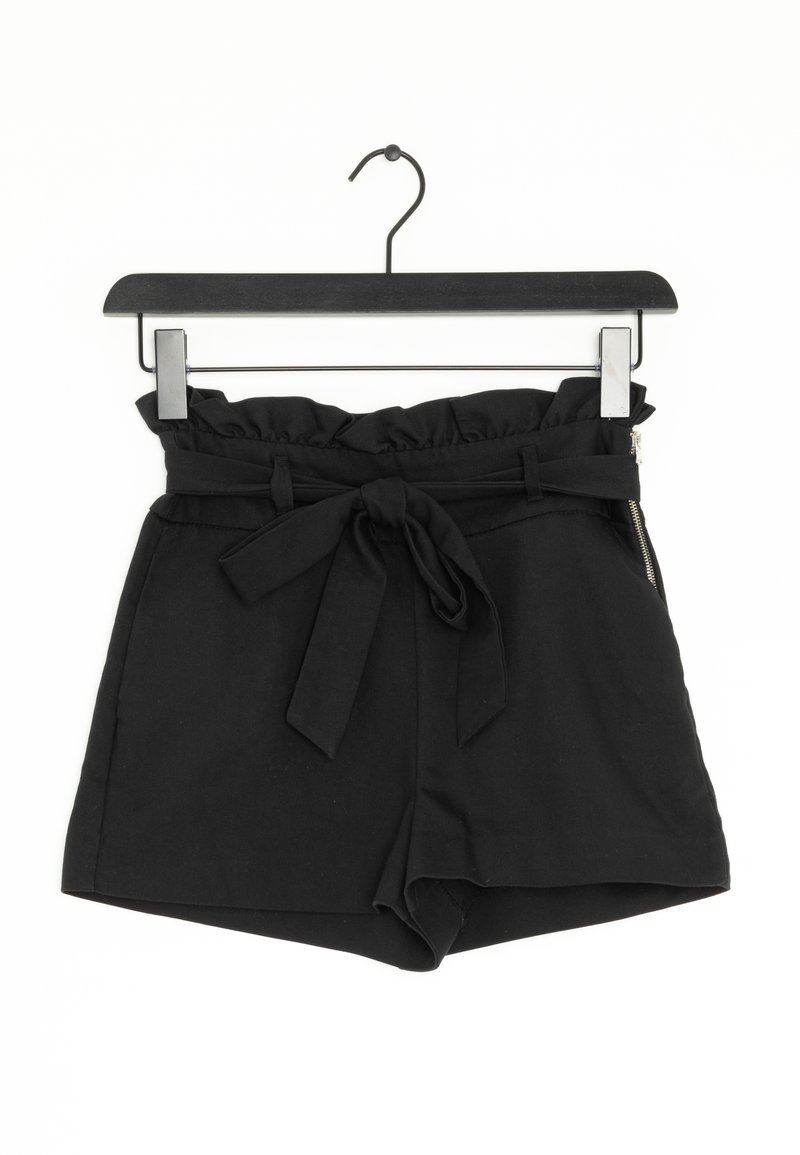 Shorts noirs avec une taille froncée, détail de ceinture nouée et fermeture éclair sur le côté. Fabriqués à partir d'un tissu lisse avec une coupe ajustée.