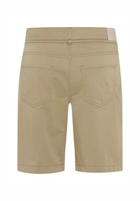 Shorts en coton beige avec une coupe droite, deux poches arrière et des détails de couture visibles. Pas de fermetures ou d'embellissements visibles.