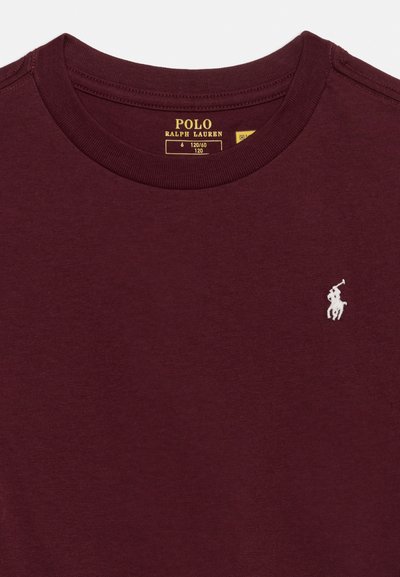 Μπλούζα Polo Ralph Lauren σε βουργουνδί απόχρωση με στρογγυλή λαιμόκοψη και μικρό λευκό κεντητό λογότυπο παίκτη πόλο στο αριστερό στήθος.