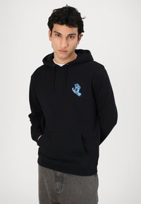 Juodas hoodie su priekinėmis kišenėmis, dešinėje krūtinės pusėje esantys mėlyni atvaizdai, vaizduojantys ranką. Minkšta medžiaga su virvutėmis ant gobtuvo.