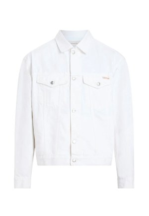 Hvid denimjakke med knapper foran, to brystlommer med klapper og knapper, lange ærmer og en lille Calvin Klein-logo på venstre lomme.