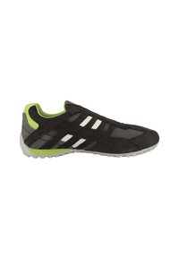Scarpa atletica in suede nero con strisce bianche, dettagli verdi e suola texture. Design elegante e a profilo basso con punta arrotondata.