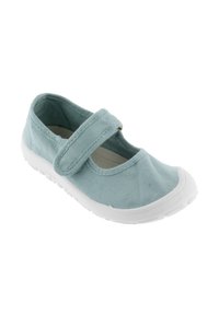 Zapato Mary Jane de lona azul claro con suela de goma blanca y correa de velcro ajustable. Punta redondeada con detalles mínimos de costura.