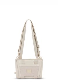 Borsa a tracolla beige con corpo in tessuto testurizzato, tracolla regolabile e branding frontale. Presenta un design semplice e rettangolare con dettagli.