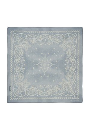 Foulard carré bleu clair avec des motifs floraux et géométriques blancs complexes le long de la bordure et au centre.