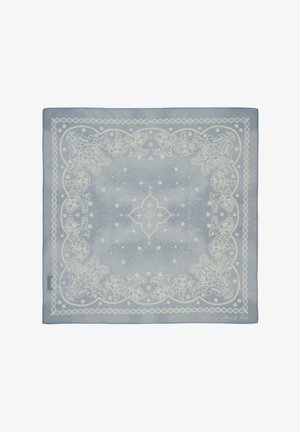 Hellblaues quadratisches Tuch mit weißen, kunstvollen Blumen- und geometrischen Mustern entlang des Randes und in der Mitte.