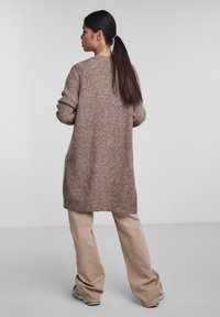 Pieces PCELLEN LS LONG NOOS BC - Vest - fossil