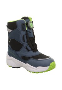 Modré a černé boty s texturovaným svrchním dílem, zelenými akcenty a uzavíracím systémem BOA. Silná bílá podešev s vzorovaným dezénem pro lepší přilnavost.