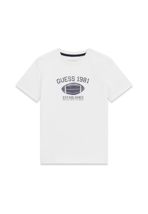 Weißes T-Shirt mit kurzen Ärmeln und navyblauem Aufdruck eines American Footballs und dem Text "GUESS 1981 ESTABLISHED West Hollywood Los Angeles" auf der Vorderseite.