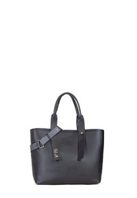 Zwarte leren tote bag met twee handvatten bovenaan en een afneembare schouderband. Voorzien van een subtiele logotag en een zachte textuur.