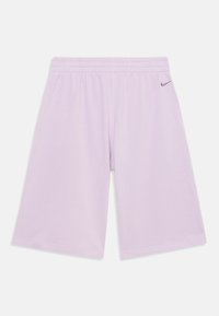 Lilla treningsshorts med elastisk midje, laget av mykt stoff. Har et lite svart Nike-svosh-logo på øvre høyre side.