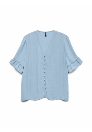 Blouse bleu clair à manches courtes avec col en V, boutons recouverts de tissu sur le devant, et poignets de manches à volants.