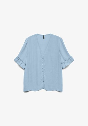 Jasnoniebieska bluzka z krótkim rękawem, z dekoltem w serek, zapinana z przodu na obszyte tkaniną guziki, z falbanami na mankietach rękawów.