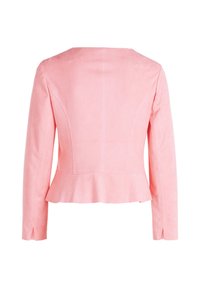 Veste rose cintrée en daim doux. Présente des manches longues, un ourlet en peplum et des coutures décoratives dans le dos. Sans matériel visible.